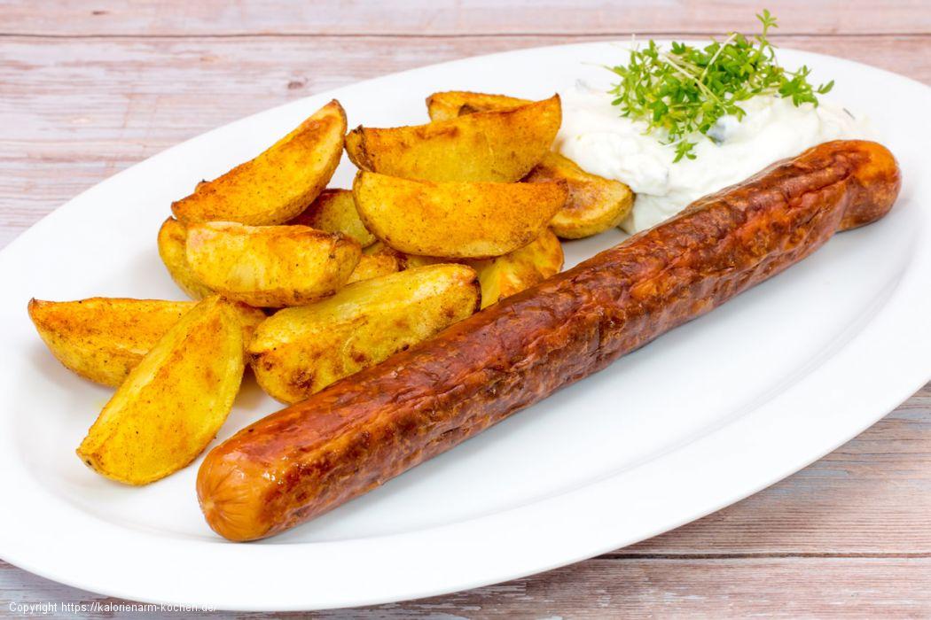 Bratwurst mit Kartoffelspalten und Quark