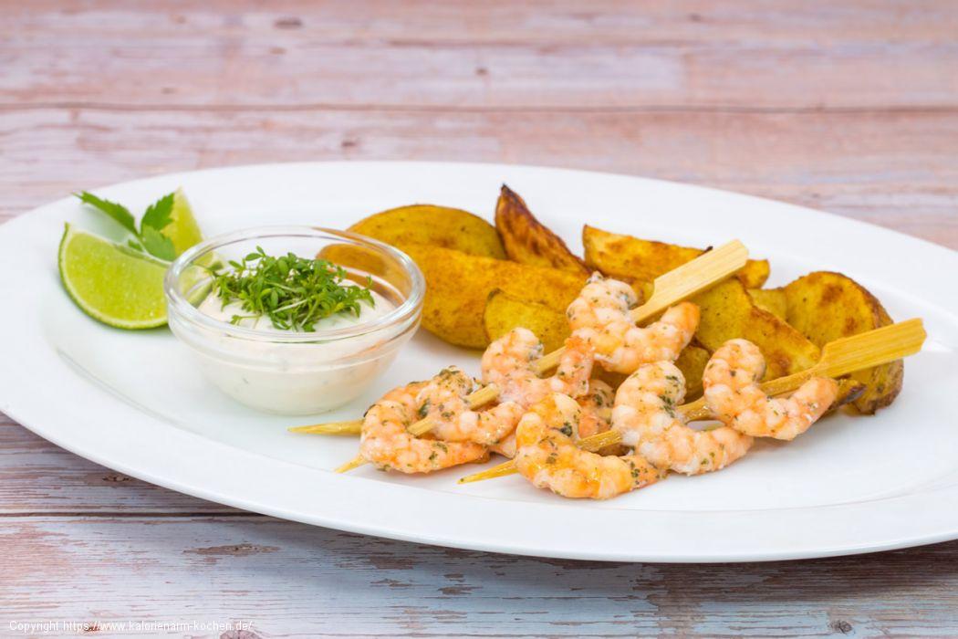 Garnelenspieße mit Kartoffelspalten und Knoblauchsauce