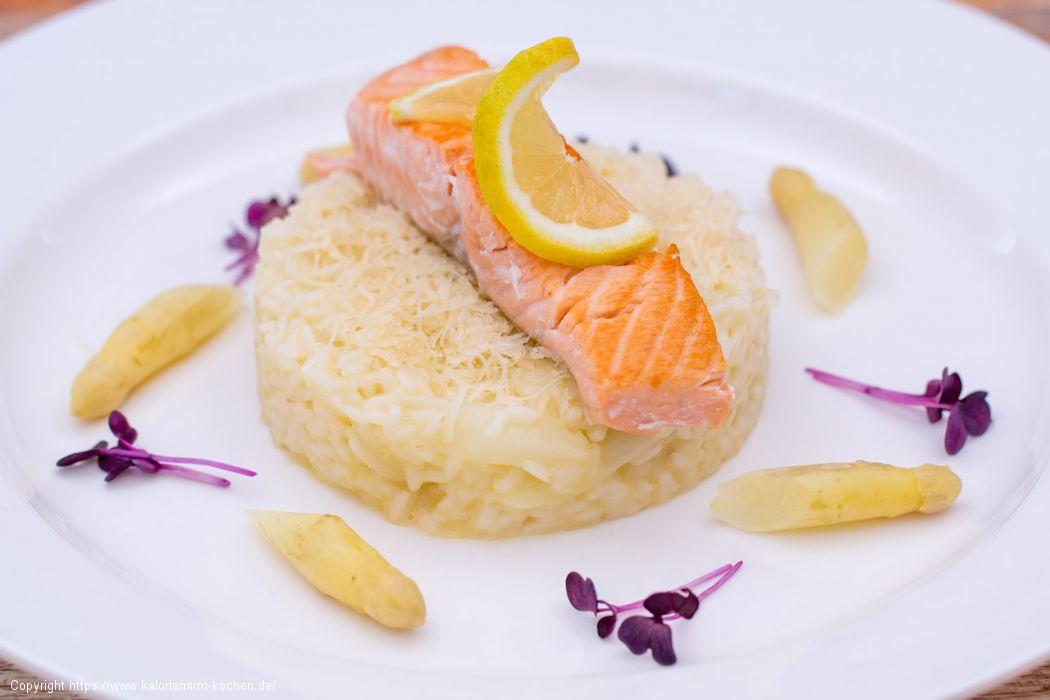 Spargel-Risotto mit gebratenem Lachs